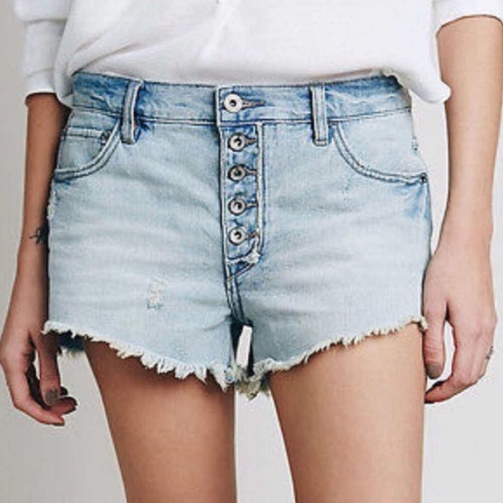 FREE PEOPLE Runaway Denim Slouchy Cut Off Shorts - sz 29